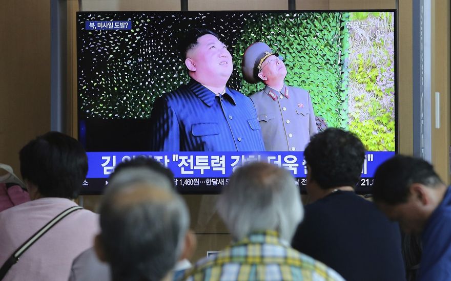 La gente ve una televisión que muestra una foto del líder norcoreano Kim Jong Un, arriba a la izquierda, durante un programa de noticias que informa sobre el lanzamiento de misiles de Corea del Norte, en la estación de tren de Seúl en Seúl, Corea del Sur, 5 de mayo de 2019 (AP Photo / Ahn Young -junto