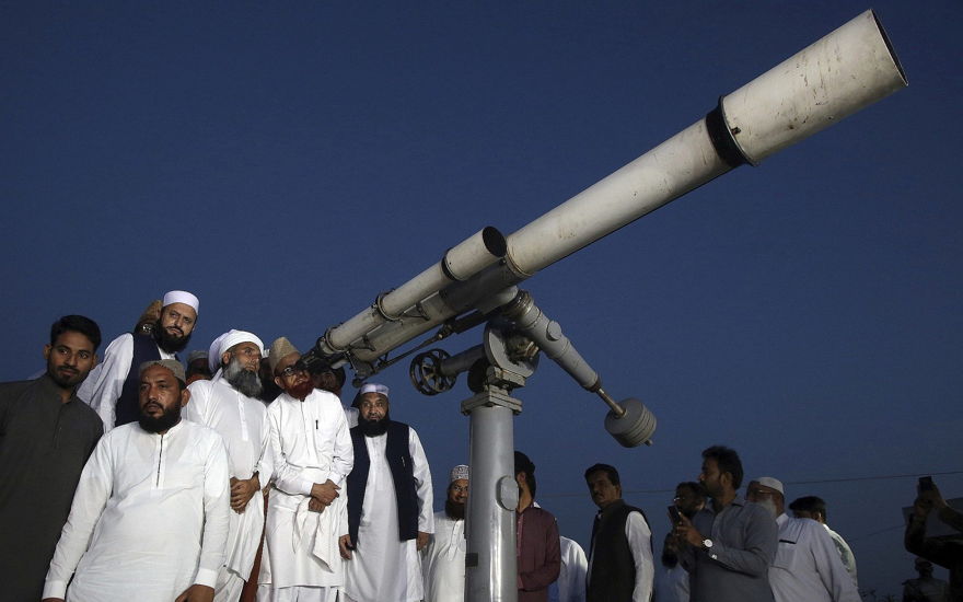 El Comité de Observación de Clérigos de la Luna de Pakistán busca en el cielo con un telescopio para la luna nueva que señala el inicio del mes de ayuno musulmán de Ramadán, en Karachi, el 5 de mayo de 2019. (AP / Fareed Khan)