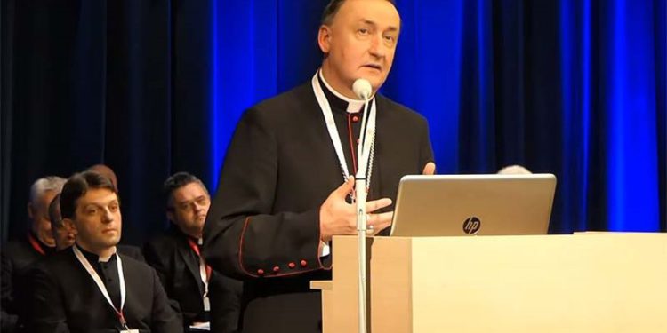 Obispo Andrzej Jeż de Tarnów en la 2ª sesión plenaria del 5º Sínodo de la Diócesis de Tarnów, abril de 2019