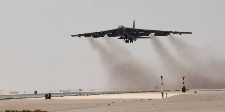 Bombarderos B-52 y cazas F-15 realizan primeros sobrevuelos de disuasión dirigida a Irán