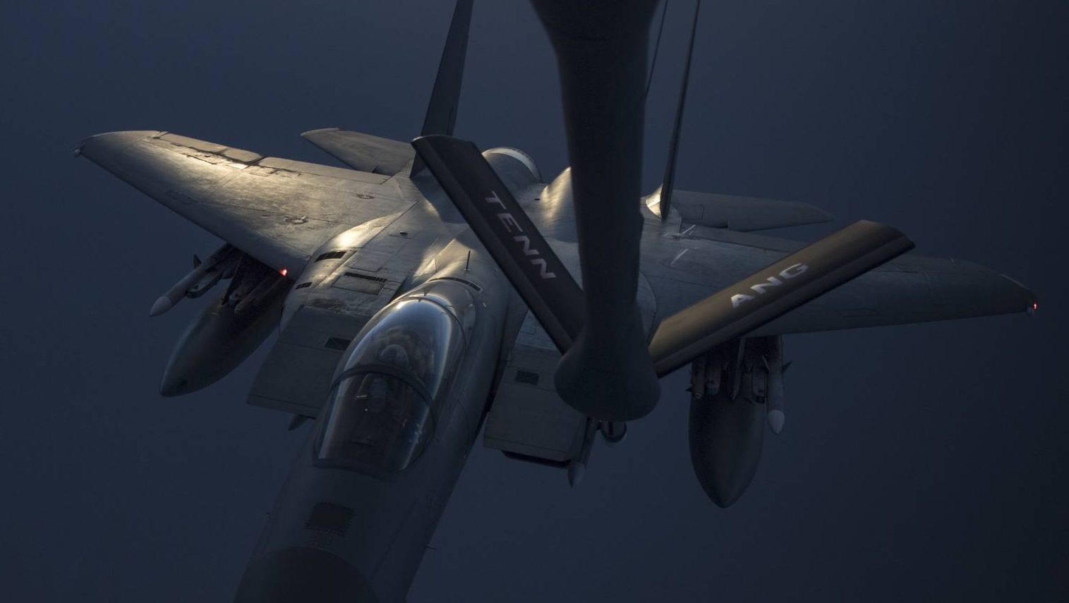 Un aviador que pilota un F-15C Eagle recibe combustible de un KC-135 Stratotanker del 28vo Escuadrón de Reabastecimiento Aéreo Expedicionario, 12 de mayo de 2019, en una ubicación no revelada. (Senior aviador Keifer Bowes)