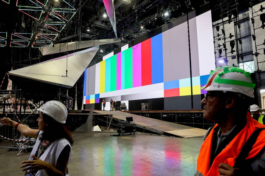 Los trabajadores preparan el escenario antes de la apertura del Festival de la Canción de Eurovisión en Tel Aviv, el 15 de abril de 2019. (Flash90)