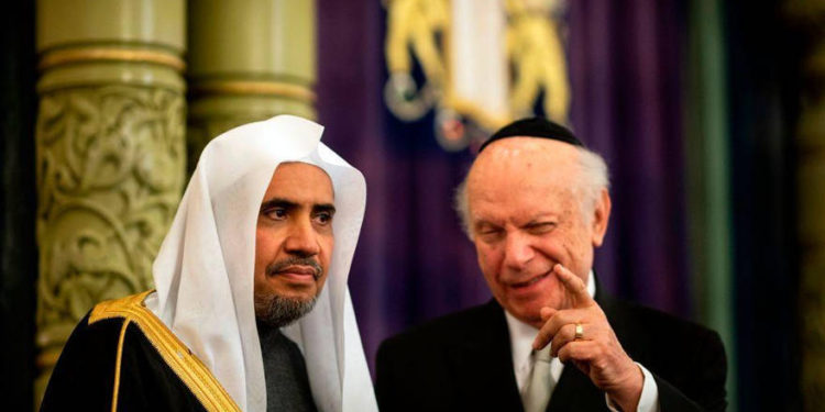 El presidente y fundador de la Fundación Conscience, el rabino Arthur Schneier (R), y el secretario general de la Liga Mundial Musulmana, Mohammad Abdulkarim Al-Issa, hablaron durante un evento antes de firmar un acuerdo para la "protección de los sitios religiosos en todo el mundo" el 29 de abril de 2019 [JOHANNES EISELE / AFP / Getty Images]