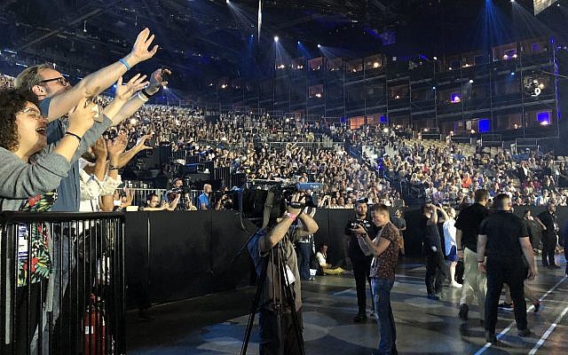 Los fanáticos israelíes rugen por Kobi Marimi, la competidora israelí de Eurovisión 2019, cantando 'Home', en un ensayo general el viernes 18 de mayo de 2019 (Jessica Steinberg / Times of Israel)