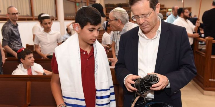 80 niños sordos israelíes celebran ceremonia conjunta de Bar Mitzvá en Jerusalem