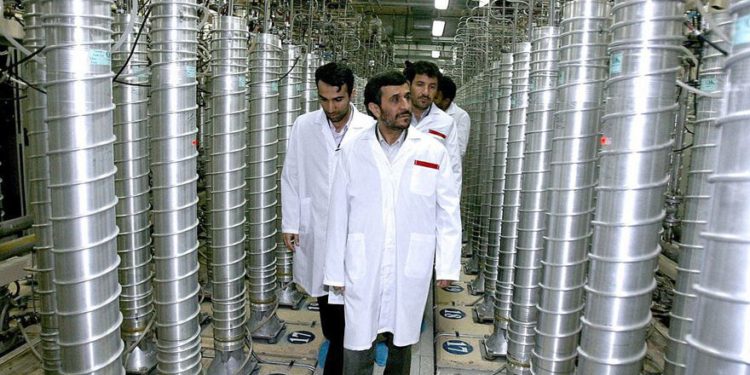 El ex presidente iraní Mahmoud Ahmadinejad recorre la planta de Natanz | Foto: SITIO WEB DE LA OFICINA DE LA PRESIDENCIA DE AFP PHOTO / HO / IRAN