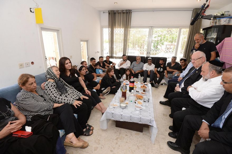 El presidente Reuven Rivlin hace un llamado de condolencia a la familia de Moshe Agadi, de 58 años, quien fue asesinada por un disparo de cohetes en Ashkelon. 6 de mayo de 2019. (Mark Neiman / GPO)