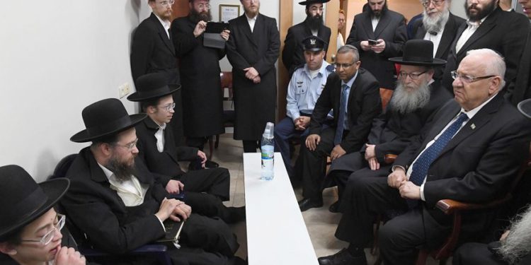 El presidente Reuven Rivlin hace una visita de condolencia a la familia de Pinchas Menachem Prezuazman, de 21 años, quien fue atacada por la metralla del cohete mientras corría a esconderse en Ashdod. 6 de mayo de 2019. (Mark Neiman / GPO)