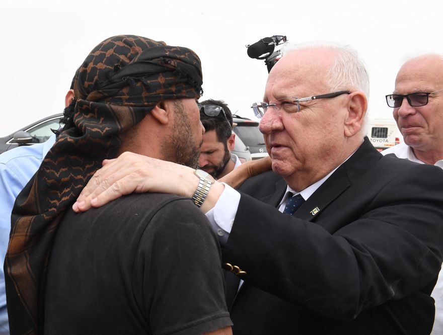 El presidente Reuven Rivlin realiza una visita de condolencia en la casa de Ziad al-Hamamda, quien fue asesinado el 5 de mayo de 2019, en un ataque con cohetes en Ashkelon. (Mark Neiman / GPO)