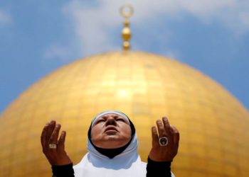 Una mujer palestina reza el primer viernes del santo mes de ayuno de Ramadán, en el Monte del Templo en la Ciudad Vieja de Jerusalén, el 2 de junio de 2017 .. (crédito de foto: REUTERS / AMMAR AWAD)