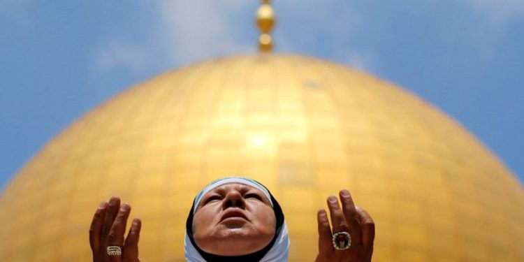 Una mujer palestina reza el primer viernes del santo mes de ayuno de Ramadán, en el Monte del Templo en la Ciudad Vieja de Jerusalén, el 2 de junio de 2017 .. (crédito de foto: REUTERS / AMMAR AWAD)