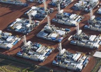 FOTO DE ARCHIVO: Las plataformas apiladas se ven junto con otros equipos de perforación petrolera inactivos en un depósito en Dickinson, Dakota del Norte, 26 de junio de 2015. REUTERS / Andrew Cullen