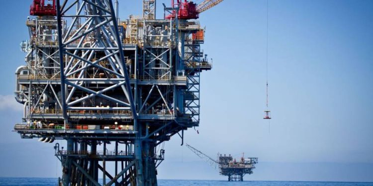 En medio del fuego de cohetes, Israel cierra el campo de gas de Tamar como precaución