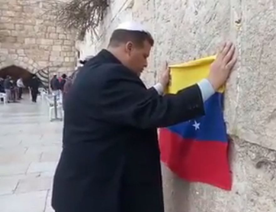 Diputado venezolano perseguido por Maduro visitó Israel y oró por Venezuela en el Muro Occidental