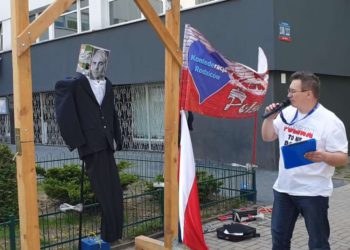 Efigie de un judío polaco comunista colgada en horca en antiguo gueto de Lodz