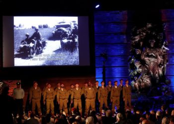 Soldados de las FDI permanecen en pie durante la ceremonia estatal de la Memoria Anual del Holocausto en el Centro Mundial de la Memoria del Holocausto Yad Vashem en Jerusalén, el miércoles | Foto: Reuters