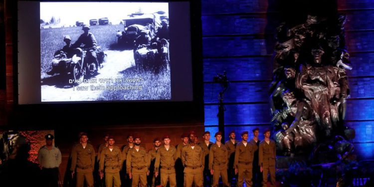 Soldados de las FDI permanecen en pie durante la ceremonia estatal de la Memoria Anual del Holocausto en el Centro Mundial de la Memoria del Holocausto Yad Vashem en Jerusalén, el miércoles | Foto: Reuters