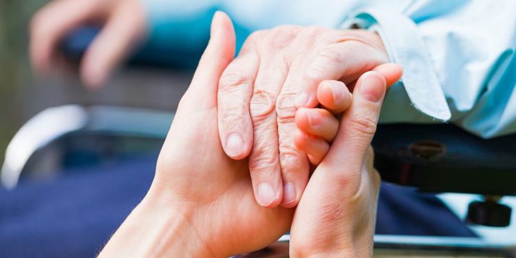 Una imagen ilustrativa de un paciente con enfermedad de Parkinson (Obencem; iStock by Getty Images)