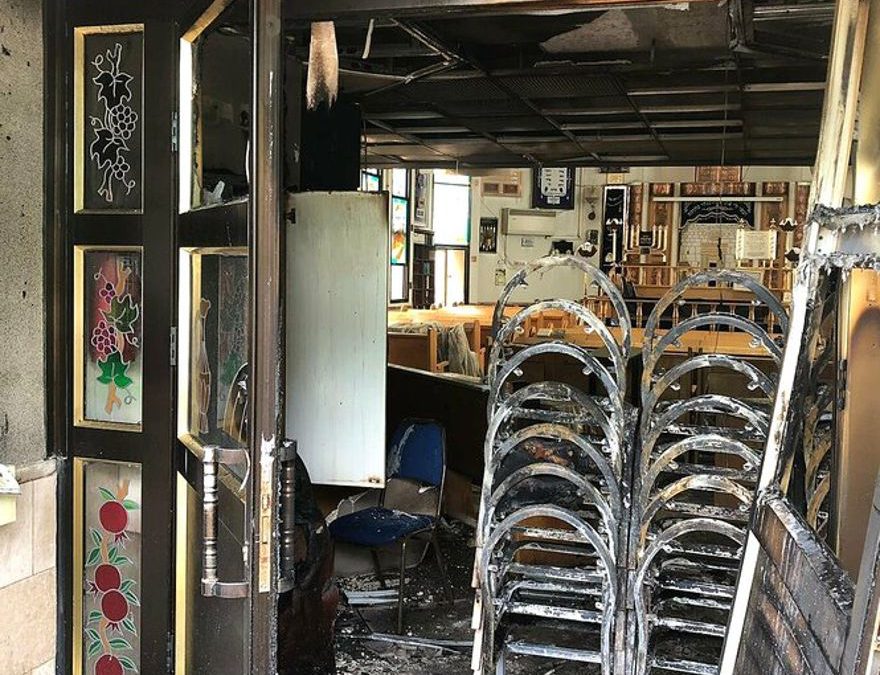 Sinagoga y cementerio judío en el centro de Israel vandalizados e incendiados