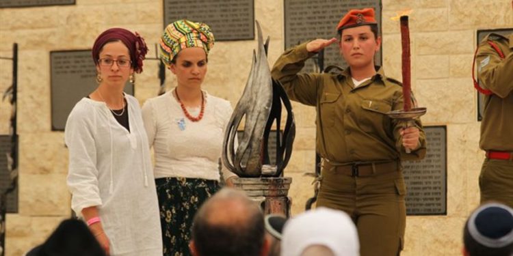 Yael Shevach y Miriam Ben-Gal en ceremonia conmemorativa. - Hillel Meir / TPS