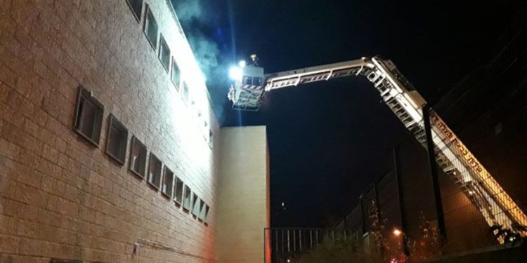 Bomberos contienen fuego en la escuela - (Incendio y rescate del distrito de Jerusalem)