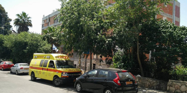 Ambulancia fuera de la escena de un presunto asesinato en la calle Bar Yochai en el vecindario Gonen de Jerusalem, 21 de mayo de 2019. (Magen David Adom)