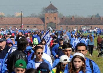 Miles se reúnen en la Marcha de los Vivos en Auschwitz para conmemorar las víctimas del Holocausto