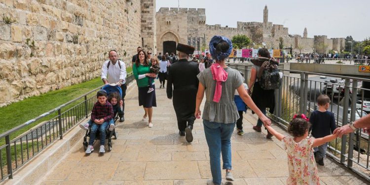 Turistas y lugareños visitan la Ciudad Vieja de Jerusalén durante las vacaciones de Pascua | Foto: Oren Ben Hakoon