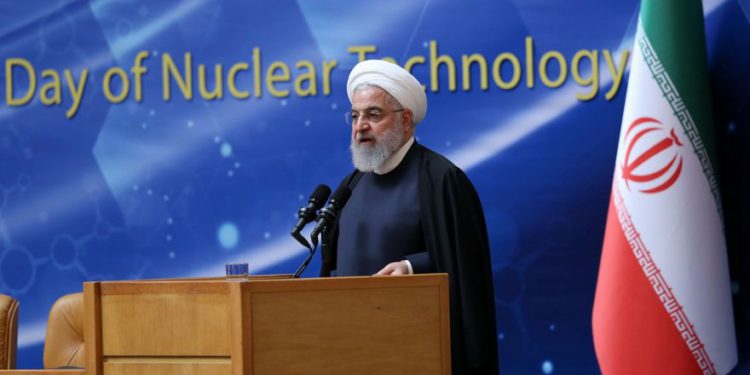 El presidente iraní, Hassan Rouhani, habla durante el Día Nacional Nuclear de Irán en Teherán, el 9 de abril | Foto: sitio web del presidente iraní a través de Reuters