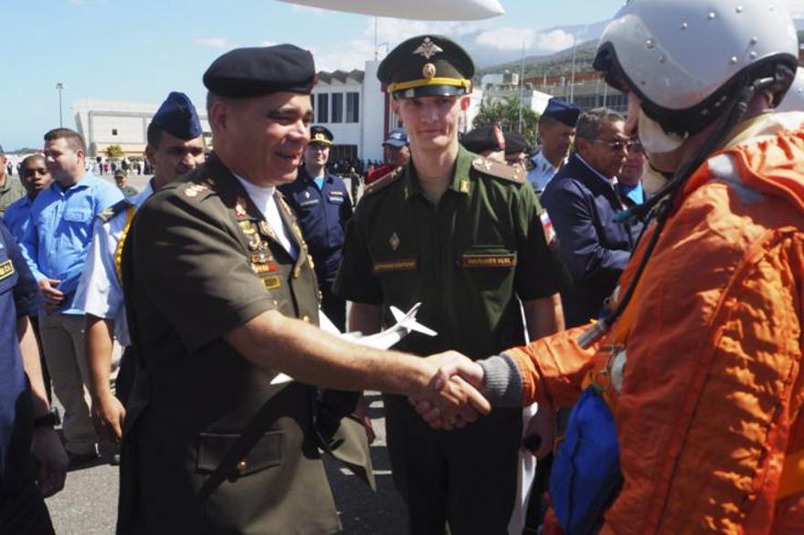 El ministro de Defensa de Venezuela, Vladimir Padrino, saluda a un aviador ruso en el Aeropuerto Internacional Simón Bolívar en Caracas, Venezuela, el 10 de diciembre de 2018. Venezuela realizó simulacros aéreos conjuntos con Rusia un mes antes de que Estados Unidos cortara los lazos con el presidente Nicolás Maduro a favor de la oposición. El líder de Juan Guaidó.