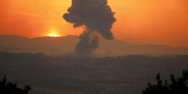 Esta foto, proporcionada el martes 21 de mayo de 2019 por el grupo de defensa civil sirio conocido como los Cascos Blancos, muestra que el humo se eleva luego de que las fuerzas del gobierno sirio atacaron la ciudad de al-Habeet en la provincia de Idlib | Editorial: Cascos blancos de la defensa civil siria vía AP