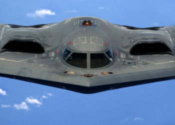 Así es como un Bombardero furtivo B-2 lanza bombas de penetración masiva