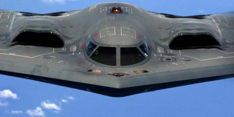 Así es como un Bombardero furtivo B-2 lanza bombas de penetración masiva