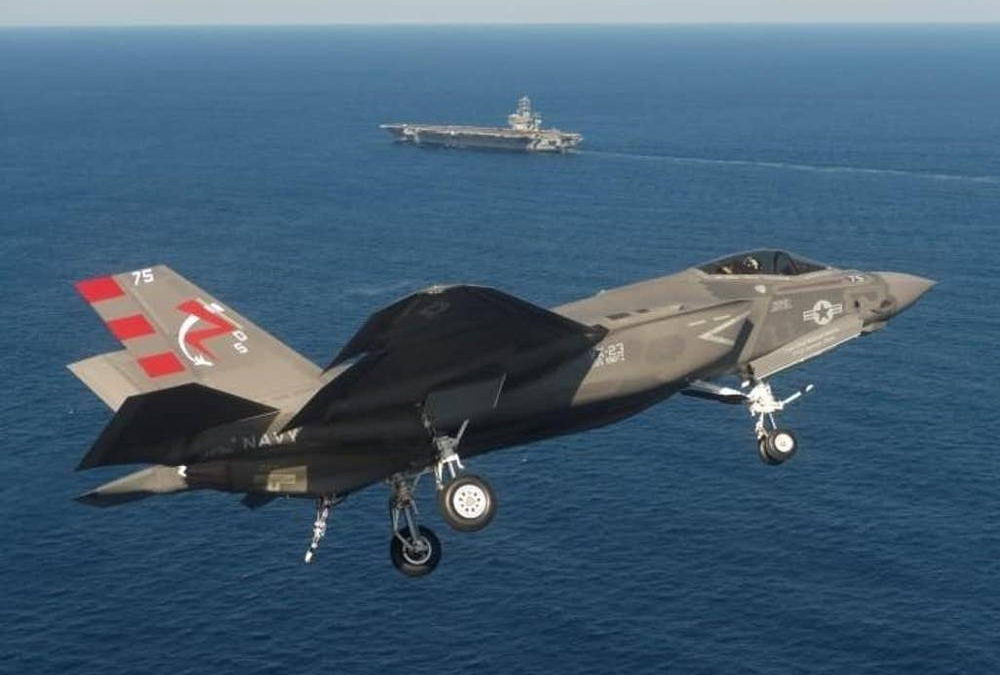 Pilotos de cazas F-35C perfeccionan sus tácticas de ataque