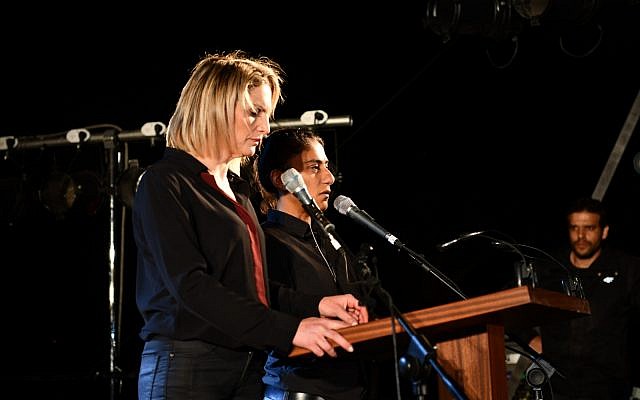 Mika Almog y Samira Sariya, funcionarios del servicio, hablaron en un servicio conjunto Día de la Independencia israelí-palestina el 7 de mayo de 2019. (Rami Ben-Ari / Combatientes por la paz)