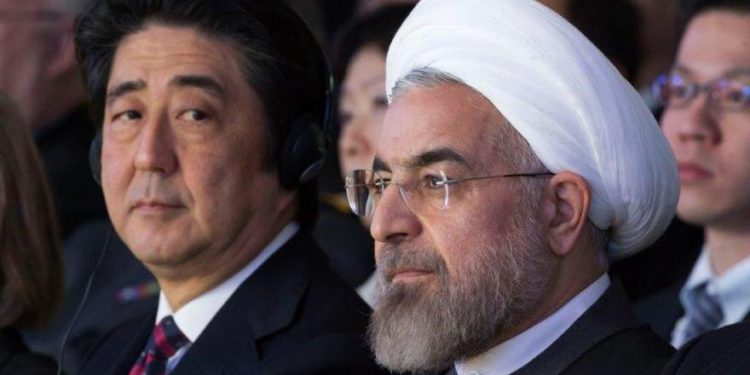 El Primer Ministro de Japón, Shinzo Abe, y el Presidente iraní, Hassan Rouhani | Foto: AP / Michel Euler