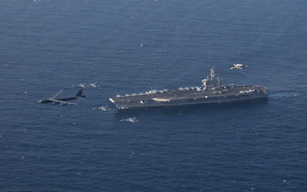 El 1 de junio de 2019, el Abraham Lincoln de la Marina de los Estados Unidos y Strateaufort B-52H de la Fuerza Aérea de los Estados Unidos están llevando a cabo un ejercicio conjunto en el Mar Arábigo. (Foto por US Navy by Mass Communication Specialist 1st Class Brian M. Wilbur/Released)