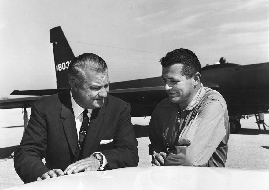 El piloto de USAF Gary Powers (derecha) con la diseñadora de U2 Kelly Johnson en 1966 (Creative commons)