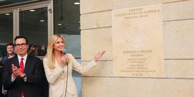 IVANKA TRUMP y Steve Mnuchin asistieron a la inauguración de la Embajada de los Estados Unidos en Jerusalén el año pasado. . (Crédito de la foto: MARC ISRAEL SELLEM)