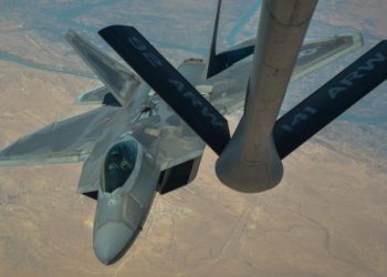 Cazas F-22 de Estados Unidos se encuentran en posición para atacar a Irán