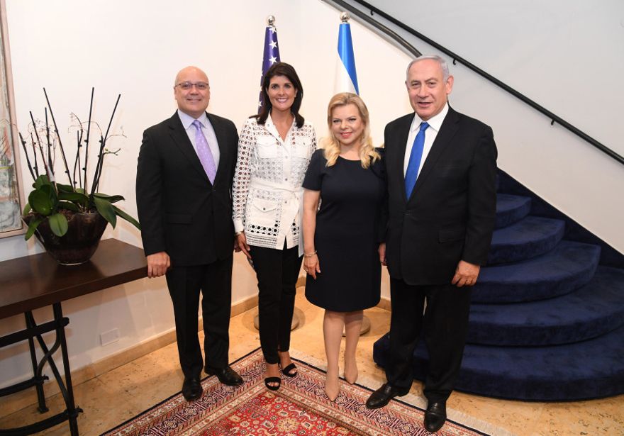 El primer ministro Benjamin Netanyahu, su esposa Sara, el ex embajador de Estados Unidos ante la ONU Nikki Haley y su esposo Michael en la residencia del primer ministro, 27 de junio de 2019. (Crédito de la foto: HAIM ZACH / GPO)