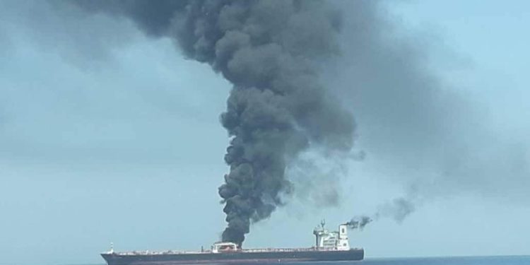 Dos petroleros de EE. UU. dañados en el Mar de Omán por presunto ataque iraní