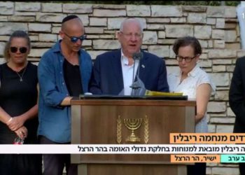 Reuven Rivlin y sus hijos, diciendo Kadish por Nejama