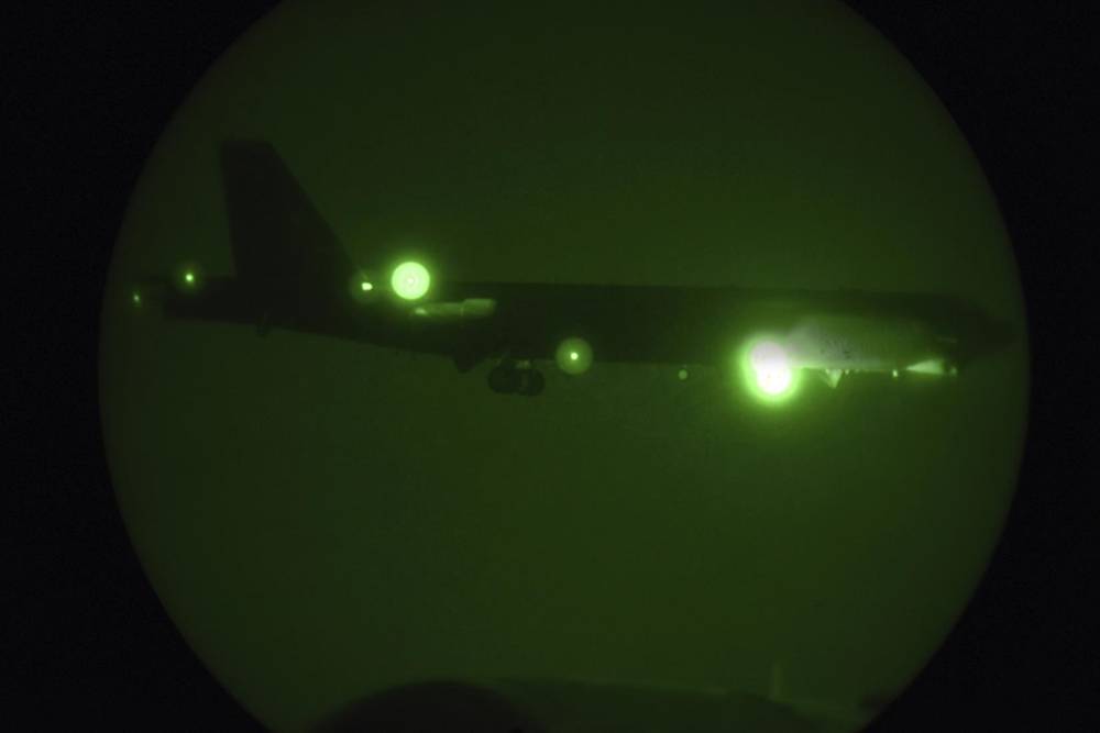 9 de mayo de 2019, una fotografía publicada por la Fuerza Aérea de los Estados Unidos, un Stratofortress B-52H asignada al 20º Expeditionary Bomb Squadron es visto a través de la visión nocturna que llega para un aterrizaje en la Base Aérea de Al Udeid, Qatar (Sargento Ashley Gardner, Fuerza Aérea de los Estados Unidos a través de AP).