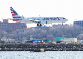 Un avión Boeing 737 Max 8 de American Airlines, en un vuelo de Miami a la ciudad de Nueva York, aterriza en el aeropuerto LaGuardia en Nueva York, EE. UU., El 12 de marzo de 2019.. (Crédito de la foto: REUTERS / SHANNON STAPLETON)