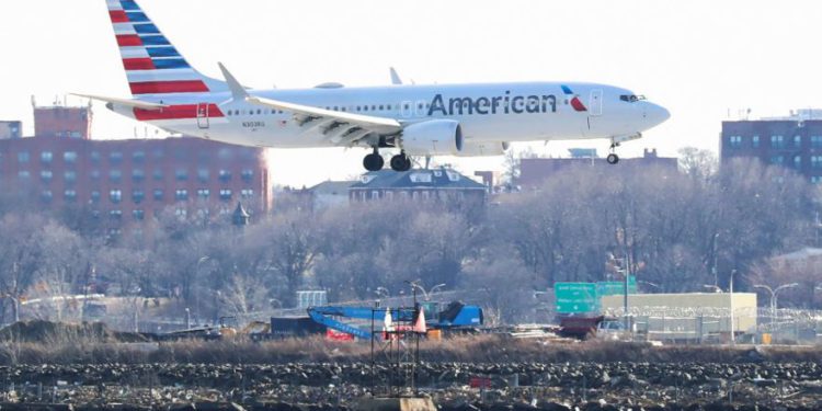 Un avión Boeing 737 Max 8 de American Airlines, en un vuelo de Miami a la ciudad de Nueva York, aterriza en el aeropuerto LaGuardia en Nueva York, EE. UU., El 12 de marzo de 2019.. (Crédito de la foto: REUTERS / SHANNON STAPLETON)