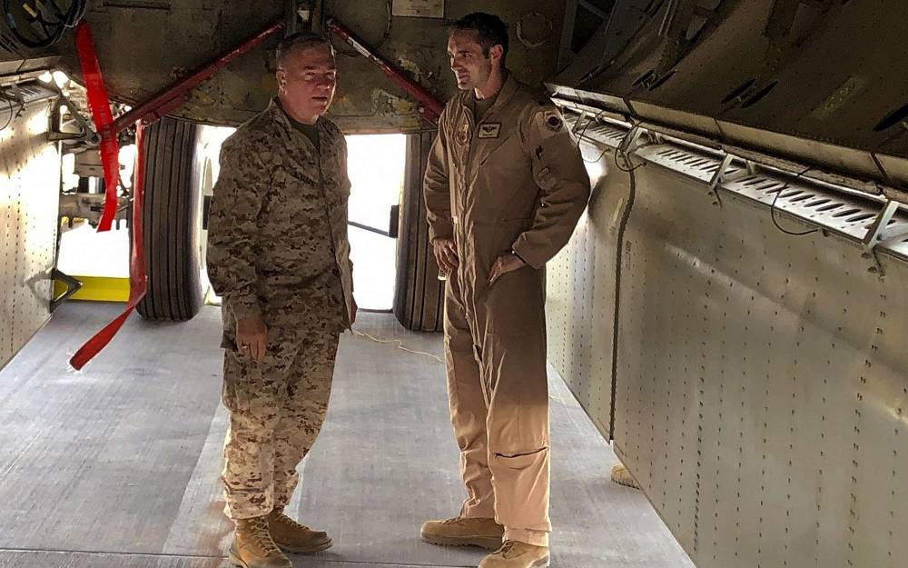 El General de Infantería de Marina Frank McKenzie, jefe del Comando Central de los Estados Unidos, se reúne con un oficial de la Fuerza Aérea bajo la bahía de bombardeo de un bombardero B-52 el 7 de junio de 2019 en la base aérea de al-Udeid en Qatar. (Foto AP/Robert Burns)