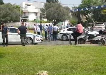 La escena de un apuñalamiento el 5 de junio de 2019 en Ramat Hasharon que dejó a un hombre israelí de 46 años herido de gravedad. (Magen David Adom)