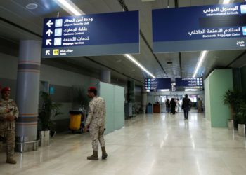 Agentes de seguridad sauditas son vistos en el aeropuerto de Abha de Arabia Saudita, luego de que fue atacado por el grupo Houthi de Yemen en Abha, Arabia Saudita, el 13 de junio de 2019. Faisal al Nasser / Reuters