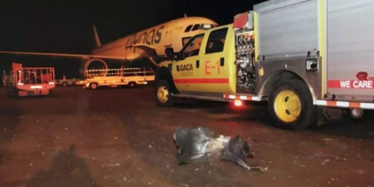 Esta fotografía publicada por la agencia estatal de prensa saudita muestra escombros en la pista del aeropuerto regional de Abha después de un ataque de los rebeldes hutíes de Yemen en Abha, Arabia Saudita, el miércoles 12 de junio de 2019. (Agencia de prensa saudí a través de AP)